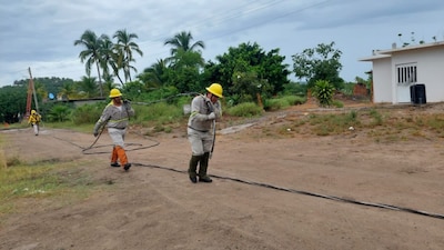 El huracán dejó estragos en líneas de transmisión de electricidad, según CFE