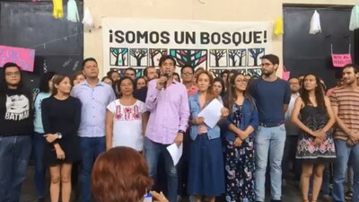 El candidato independiente (centro) dijo que su movimiento no renunciará a la transformación de la política.