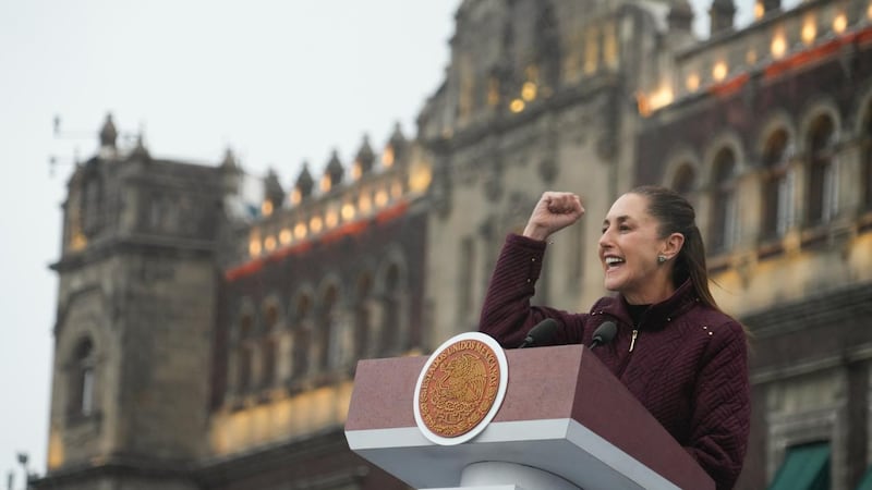 “Jóvenes mexicanos, sigamos leyendo”: Sheinbaum encabeza entrega de millones de libros del FCE