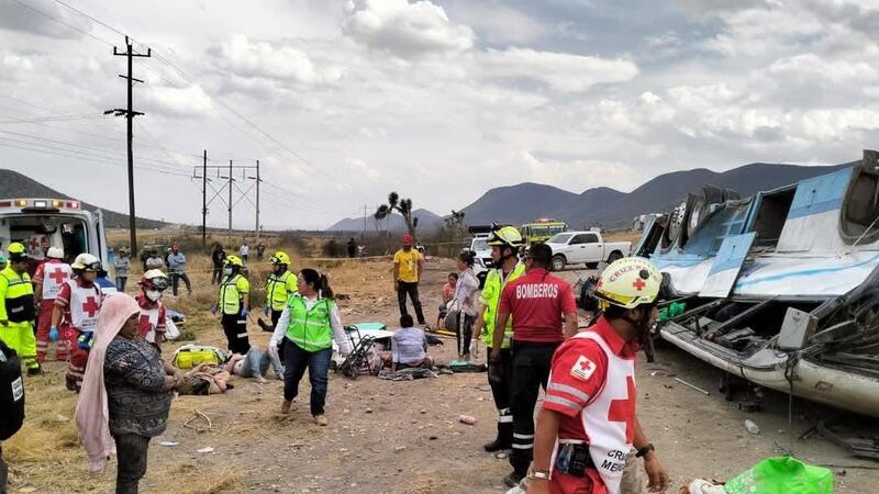 Vuelca un camión con 40 pasajeros en la carretera Matehuala-Saltillo; hay 17 heridos