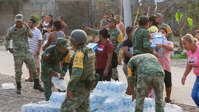 Elementos del Ejército llevan ayuda a este municipio