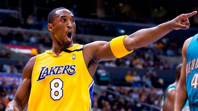 Bryant jugó con el número 8 y 24 en los Lakers, equipo con el que pasó a ser una leyenda del básquetbol
