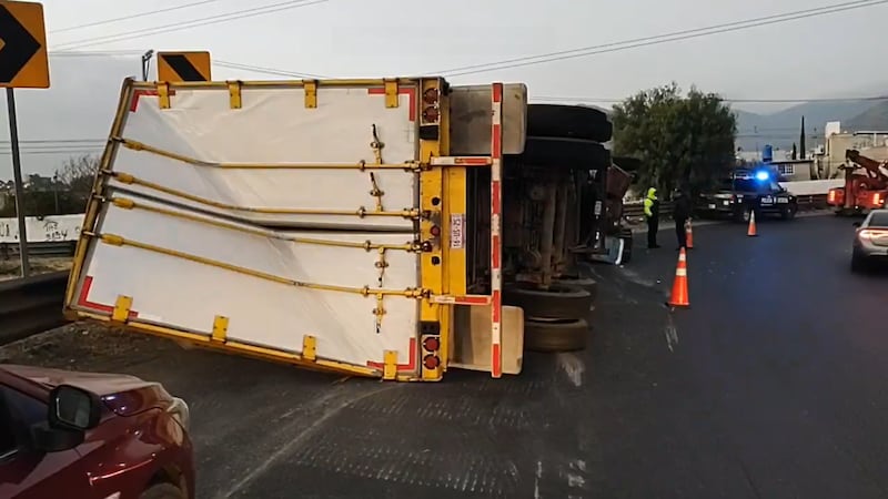 Vuelca tráiler en el Circuito Exterior Mexiquense; reportan daños materiales