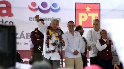 AMLO y Cuauhtémoc Blanco durante una reunión con simpatizantes de Morena, el PT y Encuentro Social