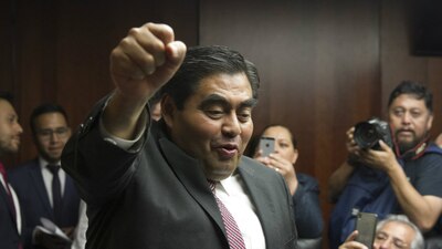 Miguel Barbosa ha tenido diferencias con su partido desde finales de 2016