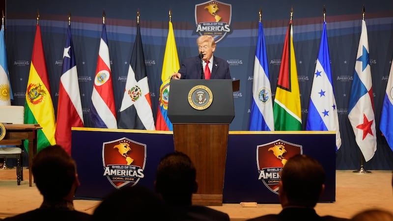 “No voy a aprender su maldito idioma”: Trump asegura que no hablará español
