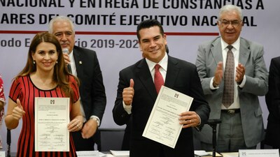 Tras el triunfo en la elección interna, 'Alito' Moreno recibió su constancia