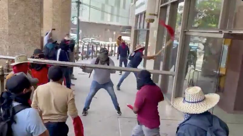 Encapuchados presuntamente de la CNTE realizan destrozos en la Secretaría de Bienestar