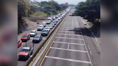 Los docentes tomaron la caseta de cobro para exigir que se atiendan sus demandas