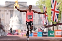 Keniano hace historia y acaba maratón en menos de 2 horas