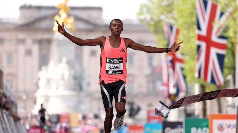 Keniano hace historia y acaba maratón en menos de 2 horas