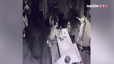 Las autoridades indicaron que se aseguró una motocicleta que se habría utilizado en el asalto