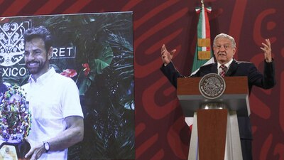 AMLO mostró la foto del comediante inaugurando un hotel de la empresa