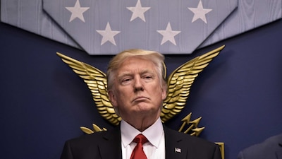 El magnate presentó el decreto durante la investidura de James Mattis como secretario de Defensa