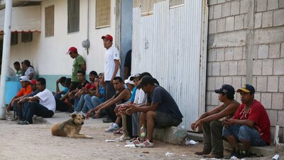 Un grupo de migrantes en espera de refugio en Oaxaca