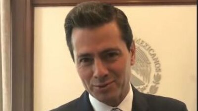 De manera muy relajada, el presidente contestó preguntas de sus seguidores