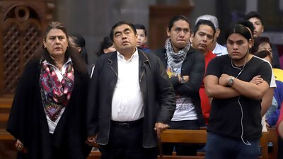 El gobernadaor de Puebla (centro) asegura que los pobres son inmunes al COVID-19