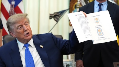 Trump volvió a insinuar que las vacunas podrían estar relacionadas con el autismo. Expertos lo rechazan y advierten sobre los riesgos de retrasar las aplicaciones