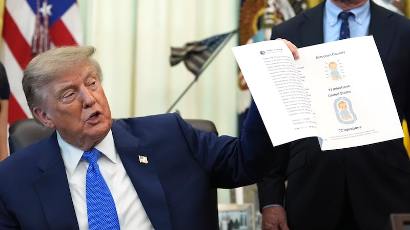Mediante decreto, Trump sugiere modificar esquema de vacunación para niños en EU