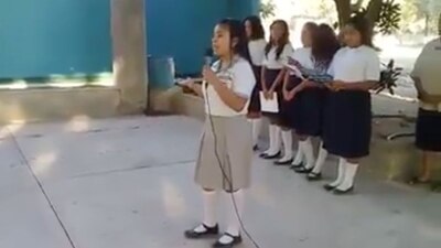 Esta joven estudiante hizo una declamación a favor del presidente AMLO