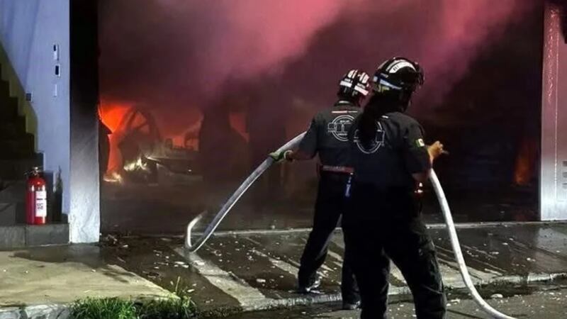 ¡Del BMW al Tesla! Incendio en Nuevo León deja tres vehículos de lujo calcinados