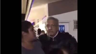 Una mujer abrazó al presidente en el aeropuerto de Ensenada.