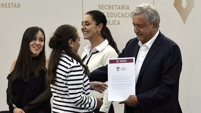 AMLO presentó este programa de becas en la CDMX