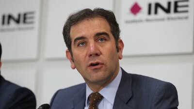 El consejero presidente del INE durante conferencia de prensa