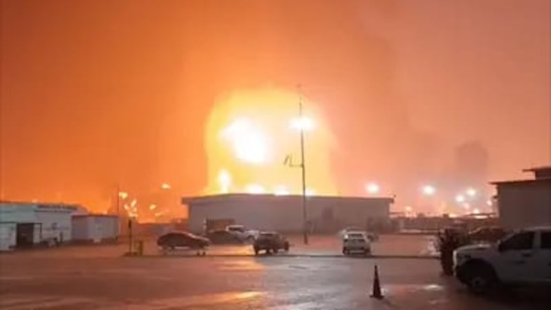 Reportan incendio el muelle de Dos Bocas, cerca de la refinería Olmeca