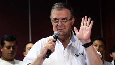 Ebrard insiste en tener un debate con las 'corcholatas'