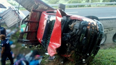 El conductor circulaba a exceso de velocidad, perdió el control de la unidad y se volcó