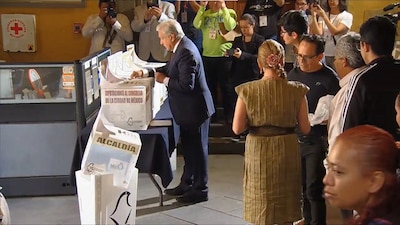 El mandatario fue el primero de la casilla que quedaba a unos pasos de Palacio Nacional