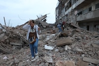 Sube a 920 el número de fallecidos por terremotos en Venezuela