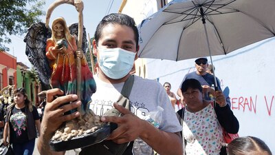 Cada 1 de noviembre, decenas de fieles celebran a "la niña"