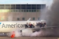 VIDEO: Evacuan a pasajeros de avión de American Airlines por incendio en tren de aterrizaje