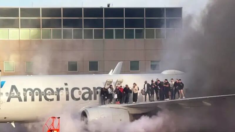 VIDEO: Evacuan a pasajeros de avión de American Airlines por incendio en tren de aterrizaje