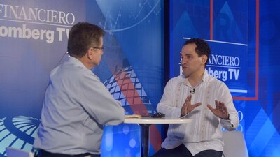 El titular de Hacienda, Arturo Herrera (der), asegura que por el momento no hay necesidad de cancelar eventos masivos en el país