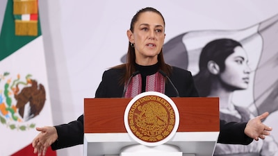CIUDAD DE MÉXICO, 15ABRIL2026.- Claudia Sheinbaum Pardo, presidenta de México, encabezó la conferencia Mañanera del Pueblo, desde Palacio Nacional, en la que se presentó al grupo de científicos e investigadores de diversas instituciones educativas (destacan UNAM, UAM e IPN) que revisará la viabilidad para la extracción de hidrocarburos mediante el proceso de “fracking”.
FOTO: GALO CAÑAS/CUARTOSCURO.COM
