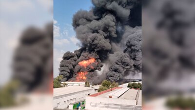 Una dnsa columna de humo se puede ver desde la Ciudad de México
