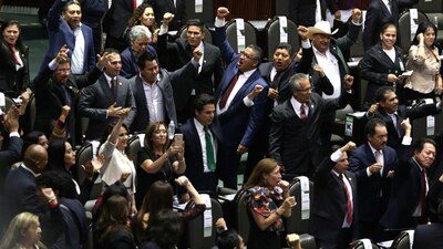 Diputadas y diputados de la bancada de Morena celebran