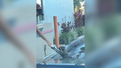 La despachadora no dudó en regalar uno de sus productos