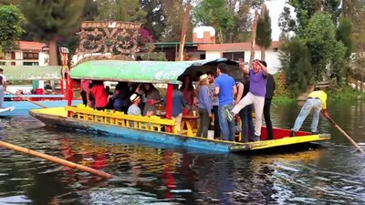 Una de las trajineras que ofrece sus servicios en Xochimilco