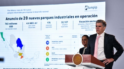 CIUDAD DE MÉXICO, 22OCTUBRE2026.- David O’Donnell, presidente el Consejo Directivo de la Asociación Mexicana de Parques Industriales Privados, durante la conferencia Mañanera del Pueblo en la que se anunció la entrega de 20 nuevos parques industriales y la continuación de trabajos para cumplir con la meta de 100 parques, anunciados por la jefa del ejecutivo.
FOTO: GALO CAÑAS/CUARTOSCURO.COM