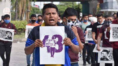 Marcha para conmemorar el sexto aniversario de la desaparición de 43 normalistas