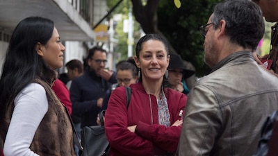 De formación científica, la delegada (chamarra roja) buscará gobernar la capital del país