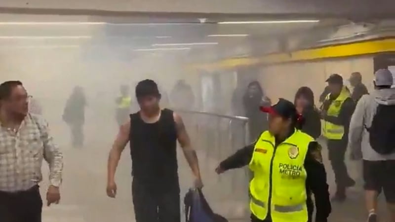 VIDEO: riña en Metro La Raza termina en explosión de petardo; hay una persona herida