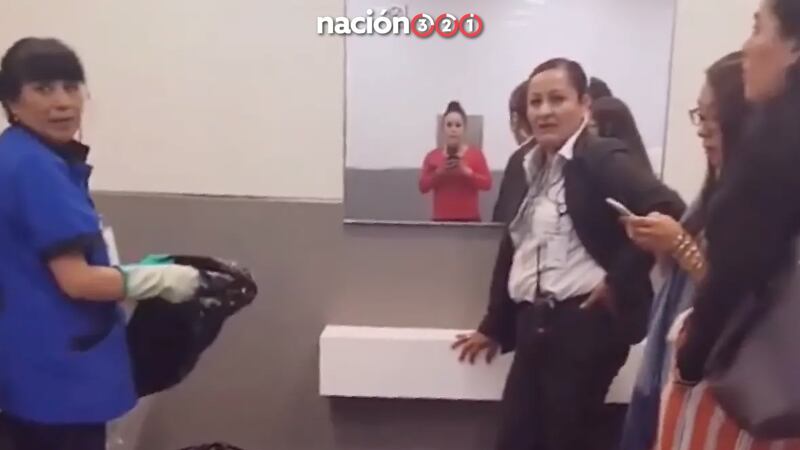 VIDEO: Exhiben a tienda de Liverpool por obligar a empleada a abrir papeles de baño sucios