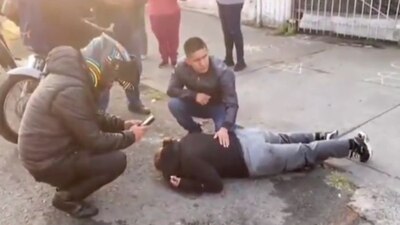 La mujer que se aventó del microbús sufrió lesiones al caer en una coladera destapada.