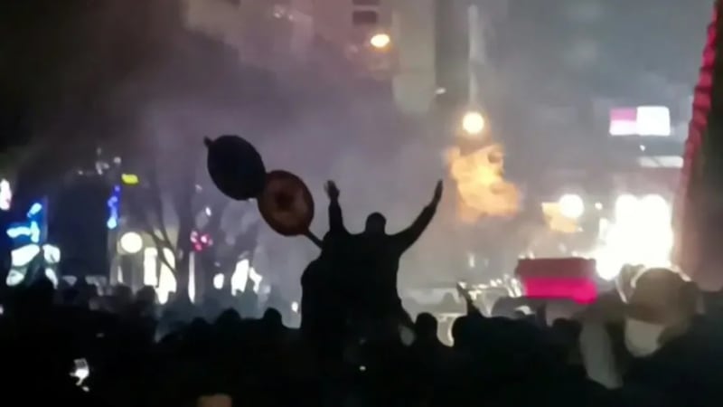 Protestas siguen en Irán pese al corte masivo de internet