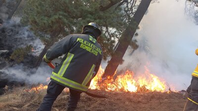 El aparatoso incendio se ubica en la cara norte del volcán Citlaltépetl, en Puebla